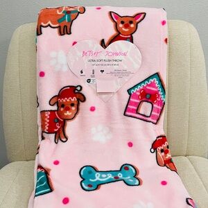 NEW Betsey Johnson Christmas Pink Dog Gingerbread Cookie Throw Blanket‎